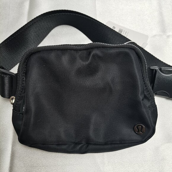 Black Lululemon Everywhere Belt Bag - Picture 3 of 6